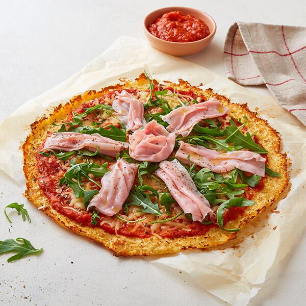 Pizza de fiambre com base de couve-flor 